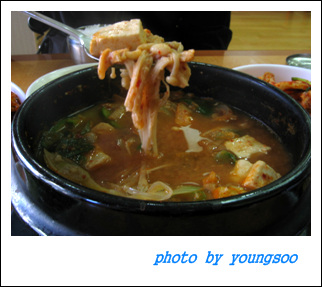 진한 국물맛에 숟가락이 절로 가는 된장찌개 